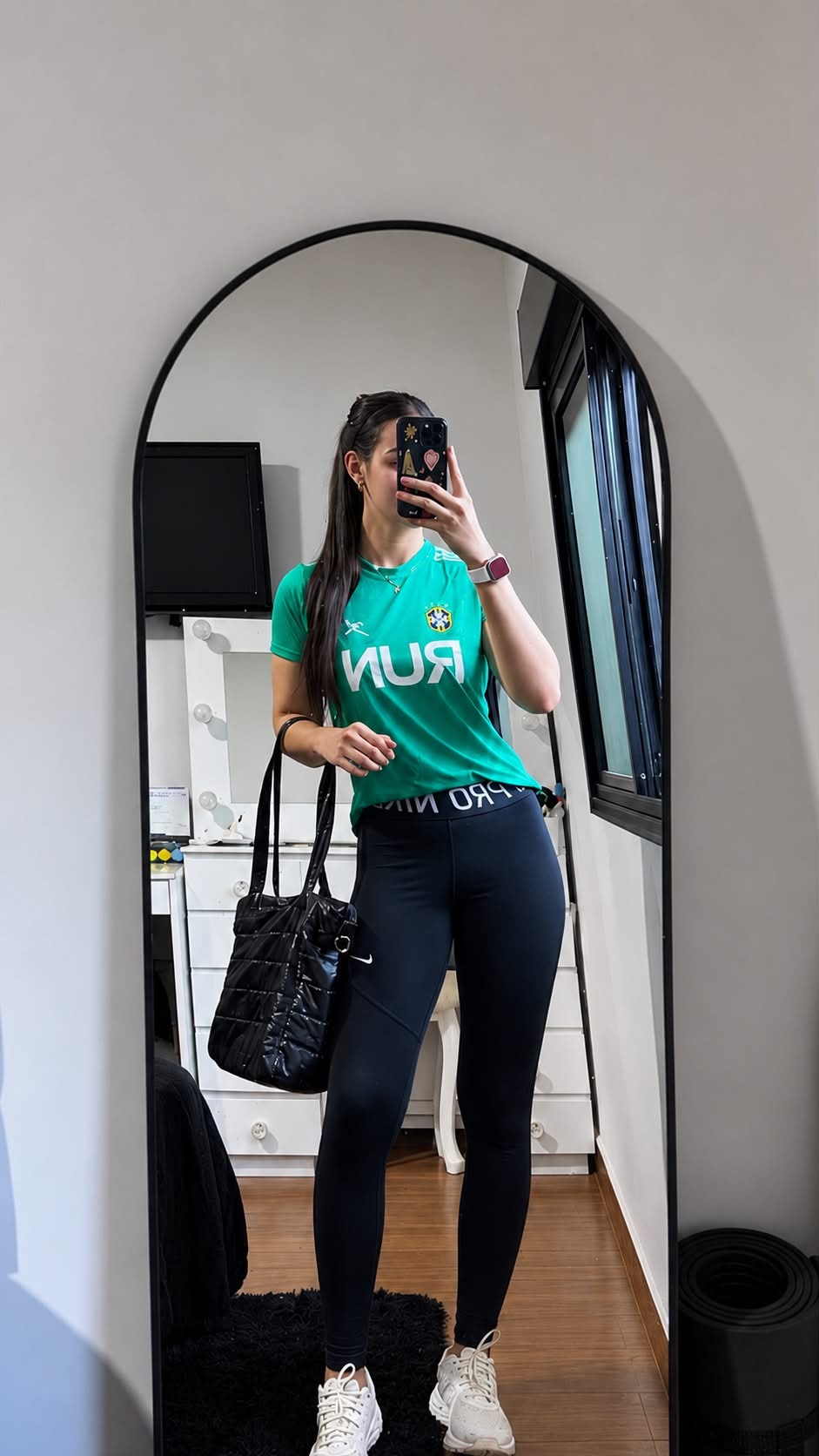 Influencer usando camiseta esportiva personalizada