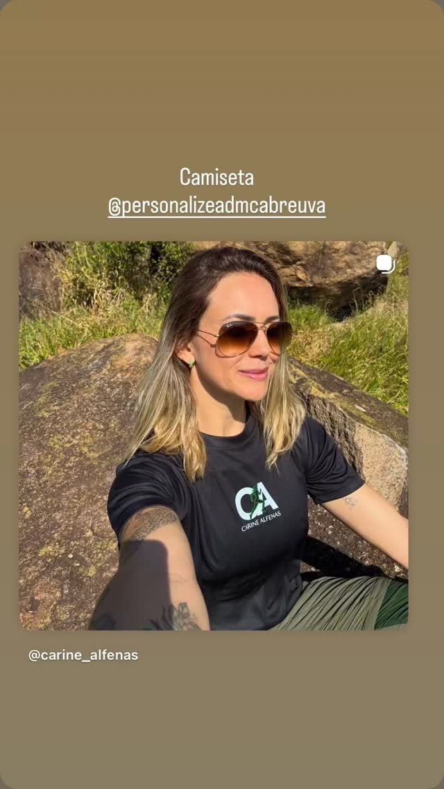 Cliente creator usando camiseta personalizada